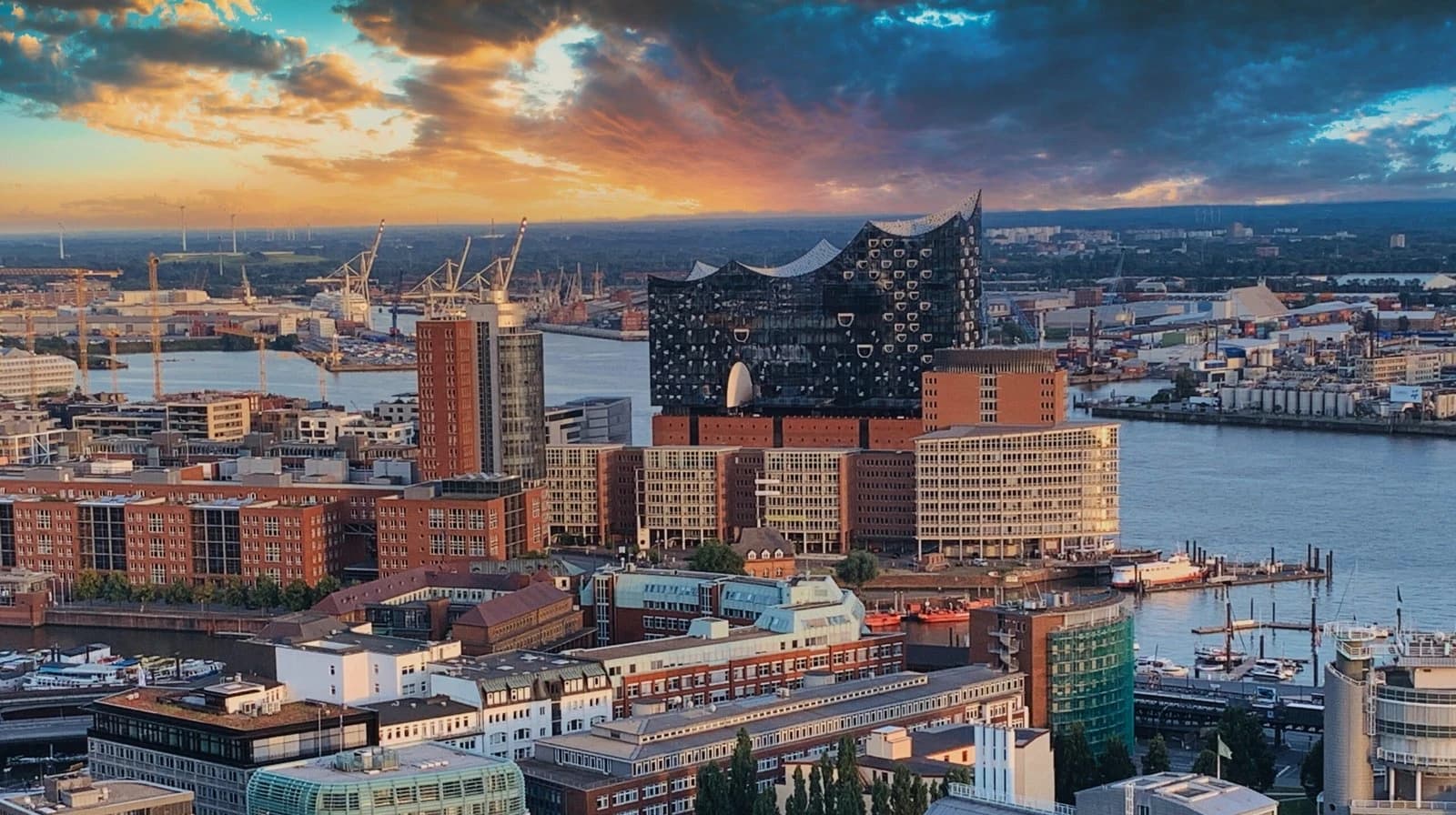 Die Speicherstadt und die Elbphilharmonie in Hamburg
