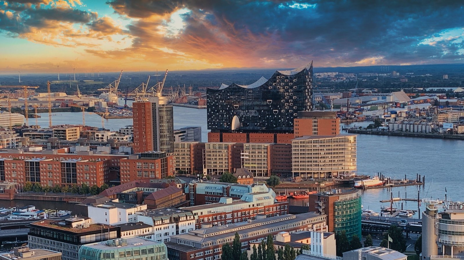 Webdesign Hamburg – Speicherstadt und Elbphilharmonie, repräsentativ für Innovation und kreative Unternehmen im Norden