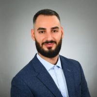 Porträt von Deniz Akat, Webentwickler und Marketingexperte der Webdesign Agentur Bonn